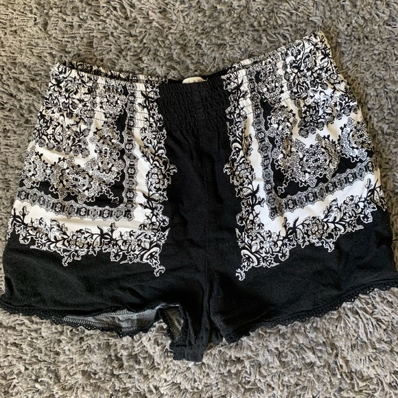 Back and White Flowy Shorts - Picture 3 of 5